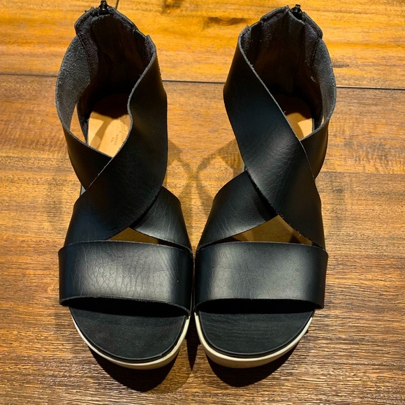 Universal Thread Shoes - Black zip up sandals!